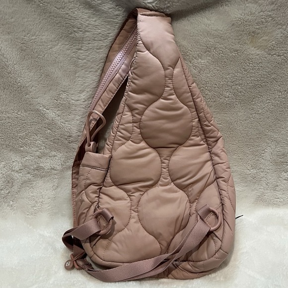 Vera Bradley Sling Backpack Bag Rose Quartz Women's Featherweight Quilted NWOT - Picture 4 of 7
